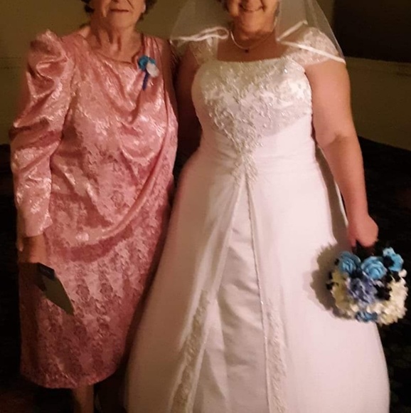 Wedding Dress. - Picture 1 of 4